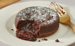 2026冬季五輪選手村のチョコレート溶岩ケーキに、選手らが熱狂