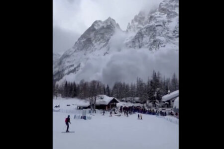 ロッジに集まったスキーヤーの集団が、丸ごと雪崩に呑まれる映像が恐ろしい