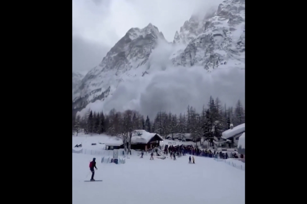 ロッジに集まったスキーヤーの集団が、丸ごと雪崩に呑まれる映像が恐ろしい