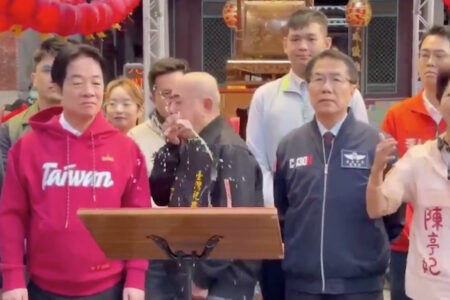 式典中に気分が悪くなった寺院の長、台湾総統にゲロを吐きかけてしまう