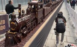 チョコレートで蒸気機関車が引く長さ55mの列車を作り、ギネス記録認定