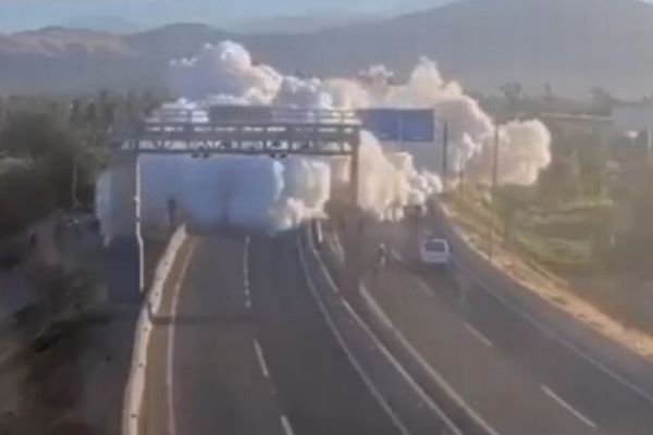 チリの高速道路で、液化ガスを輸送していたトラックが横転、激しい爆発が発生【動画】