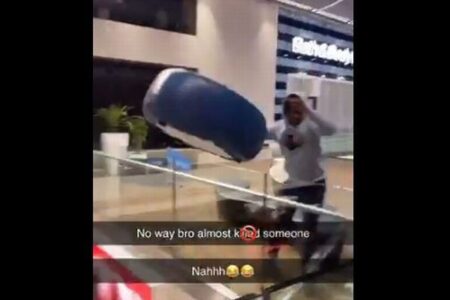 ロンドンの店内で椅子を投げ落とした少年ら、2人を逮捕【動画】