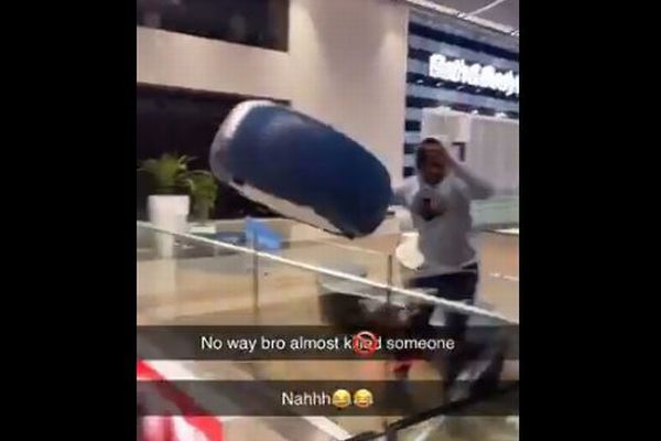 ロンドンの店内で椅子を投げ落とした少年ら、2人を逮捕【動画】