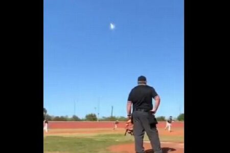 米・テキサス州の住宅に、隕石と思われる物体が落下