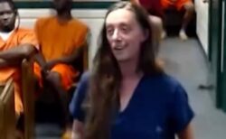 薬物使用後に運転、8歳男児がひき逃げされ死亡　容疑者の30歳女、初出廷で笑う