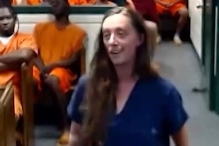 薬物使用後に運転、8歳男児がひき逃げされ死亡　容疑者の30歳女、初出廷で笑う