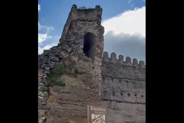 スペインの城が観光客の前で崩落、人々が逃げ惑う【動画】