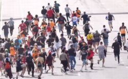 オーストラリアのF１レース後、多くのファンがサーキットになだれ込む