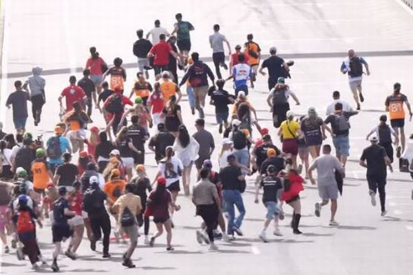 オーストラリアのF１レース後、多くのファンがサーキットになだれ込む