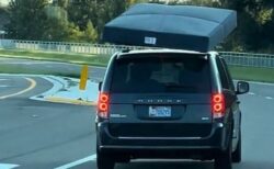 宙に浮かぶマットレス？走行する車の上でひらひら舞う【動画】