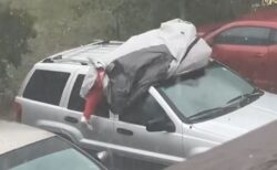 フロリダ州の男性、雹から車を守るために自らを犠牲にする【動画】