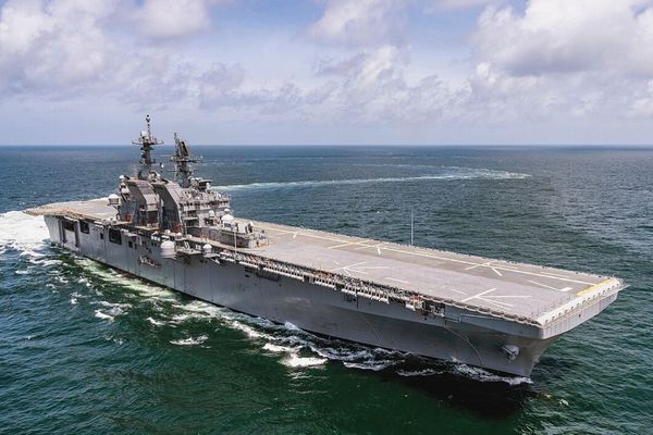 米軍が強襲揚陸艦「トリポリ」と海兵隊を中東へ追加派遣、イランへの攻撃を支援