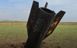 シリアにイラン製の巨大なミサイルが着弾、人々が不発弾を見ようと集まる