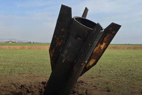 シリアにイラン製の巨大なミサイルが着弾、人々が不発弾を見ようと集まる