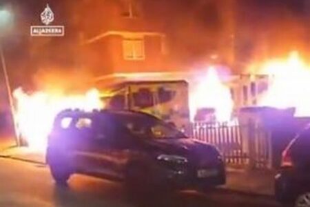 英でユダヤ系団体の救急車4台が放火により炎上、爆発でシナゴーグも損傷