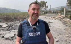 レバノン南部で記者の近くにミサイルが着弾、イスラエルによる攻撃か？【動画】