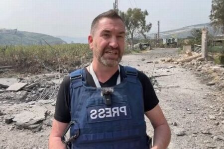 レバノン南部で記者の近くにミサイルが着弾、イスラエルによる攻撃か？【動画】