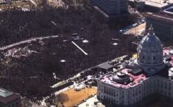 「王はいらない」全米で大規模な反トランプ・デモ、800万人が参加