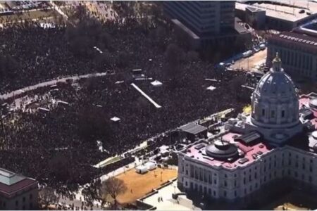 「王はいらない」全米で大規模な反トランプ・デモ、800万人が参加