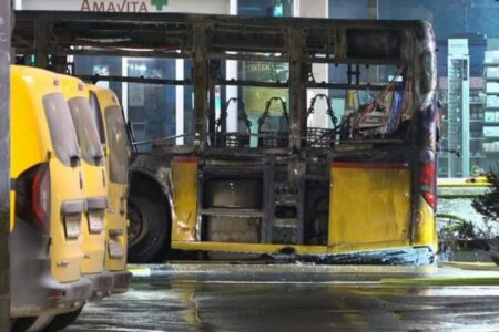 スイスでバス火災が発生、6人が死亡、5人が負傷