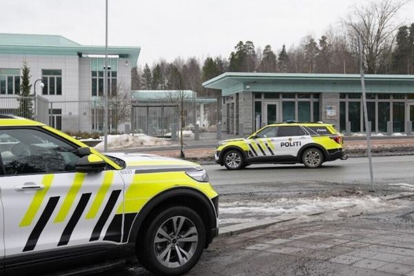 ノルウェーにある米大使館前で爆発、3人兄弟を逮捕