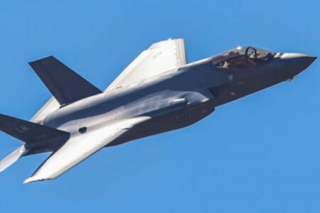 米軍のF-35戦闘機がイランの攻撃を受け、緊急着陸