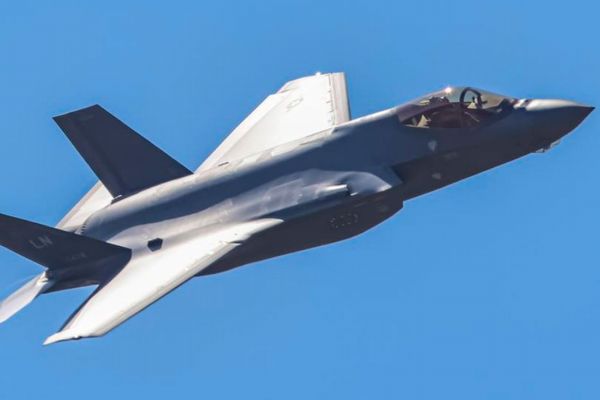 米軍のF-35戦闘機がイランの攻撃を受け、緊急着陸
