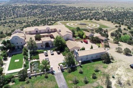 ニューメキシコ州の警察、エプスタイン被告が所有していた牧場を捜査