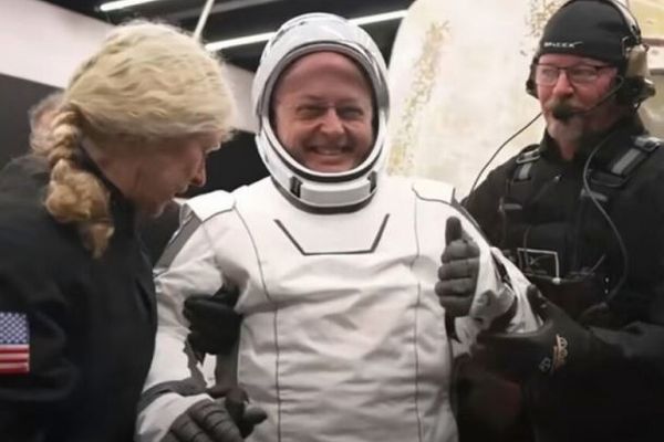 ISSから地球へ医療搬送された宇宙飛行士、当時の謎めいた病状を語る