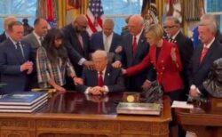 宗教関係者がトランプ氏の体に触れ、神に祈りを捧げる【動画】