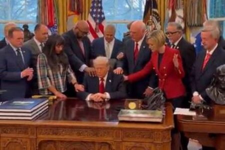 宗教関係者がトランプ氏の体に触れ、神に祈りを捧げる【動画】