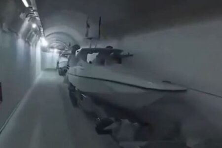 イランが公開した動画に無数の水上ドローン、高速の水中ミサイルもあると主張