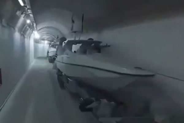 イランが公開した動画に無数の水上ドローン、高速の水中ミサイルもあると主張