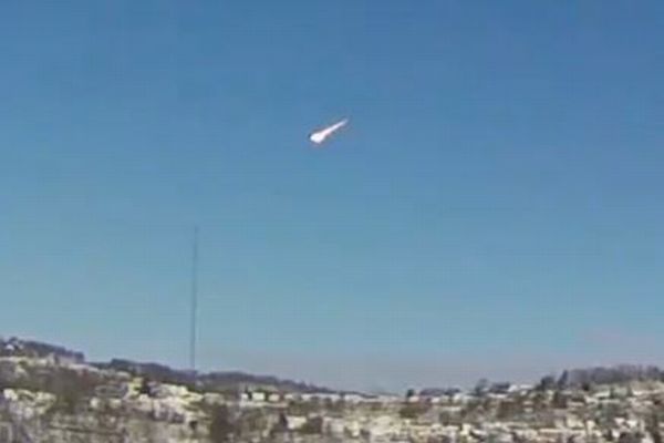 米上空に巨大な火球、衝撃波の轟音を引き起こす【動画】