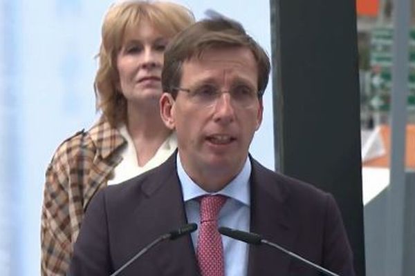 スペインの市長の頭にハトの糞が落下、演説中にハプニング【動画】