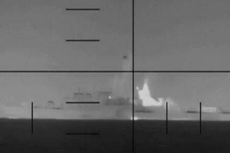 米軍が潜水艦でフリゲート艦を撃沈、イラン国内では1000人以上が死亡