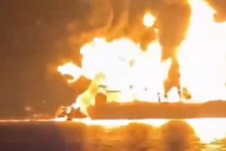 イランの攻撃によりイラクの港で2隻の外国船が炎上、1人の船員が死亡