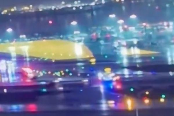 NYの空港で旅客機が消防車両と衝突、その瞬間の動画が恐ろしい！