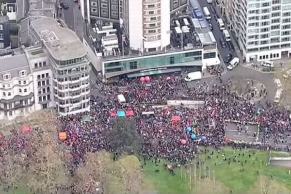 極右勢力に抗議するデモ、ロンドンに50万人が集結