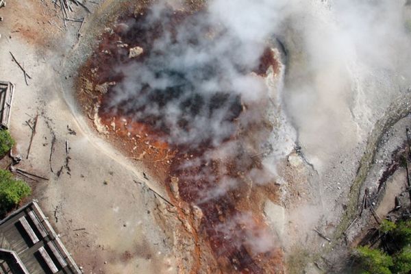 米・イエローストーン国立公園で、世界最大の酸性間欠泉が再び噴出