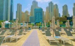 ドバイがゴーストタウン状態に、ビーチや道路にも人影がまばら