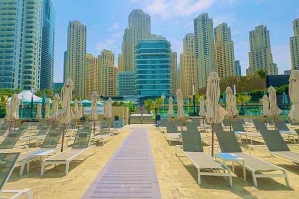 ドバイがゴーストタウン状態に、ビーチや道路にも人影がまばら