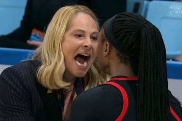 米大学バスケで、監督が女子選手に激しい言葉を浴びせる？【動画】