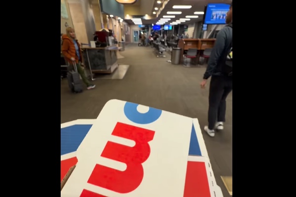 高すぎる空港メニューを避けて、ピザデリバリーを頼んだ家族の節約術に賛否