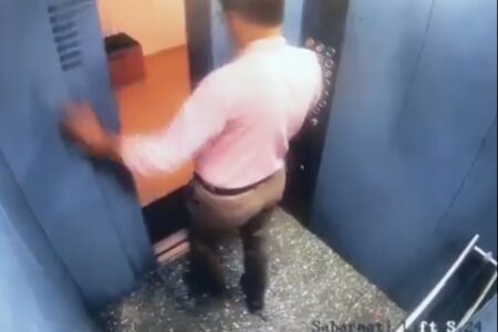 降りかけたエレベーターが突然上昇、人が床に潰されそうになる瞬間が恐ろしい