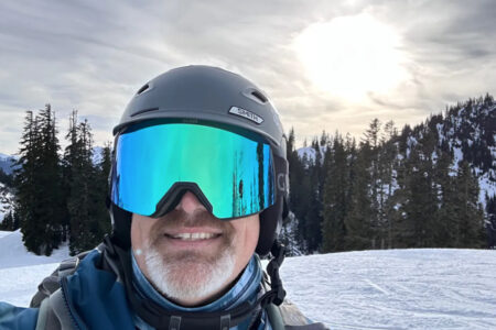 雪崩に4時間埋まった夫を、「iPhoneを探す」で妻が助ける