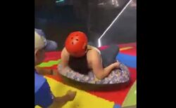 テーマパークの巨大滑り台から女性が落下して死亡、係員に促されスタートする様子が悲しい