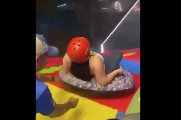 テーマパークの巨大滑り台から女性が落下して死亡、係員に促されスタートする様子が悲しい