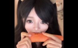 まるで人間3Dプリンタ！自分の歯だけでニンジンを彫刻する中国女子が凄い